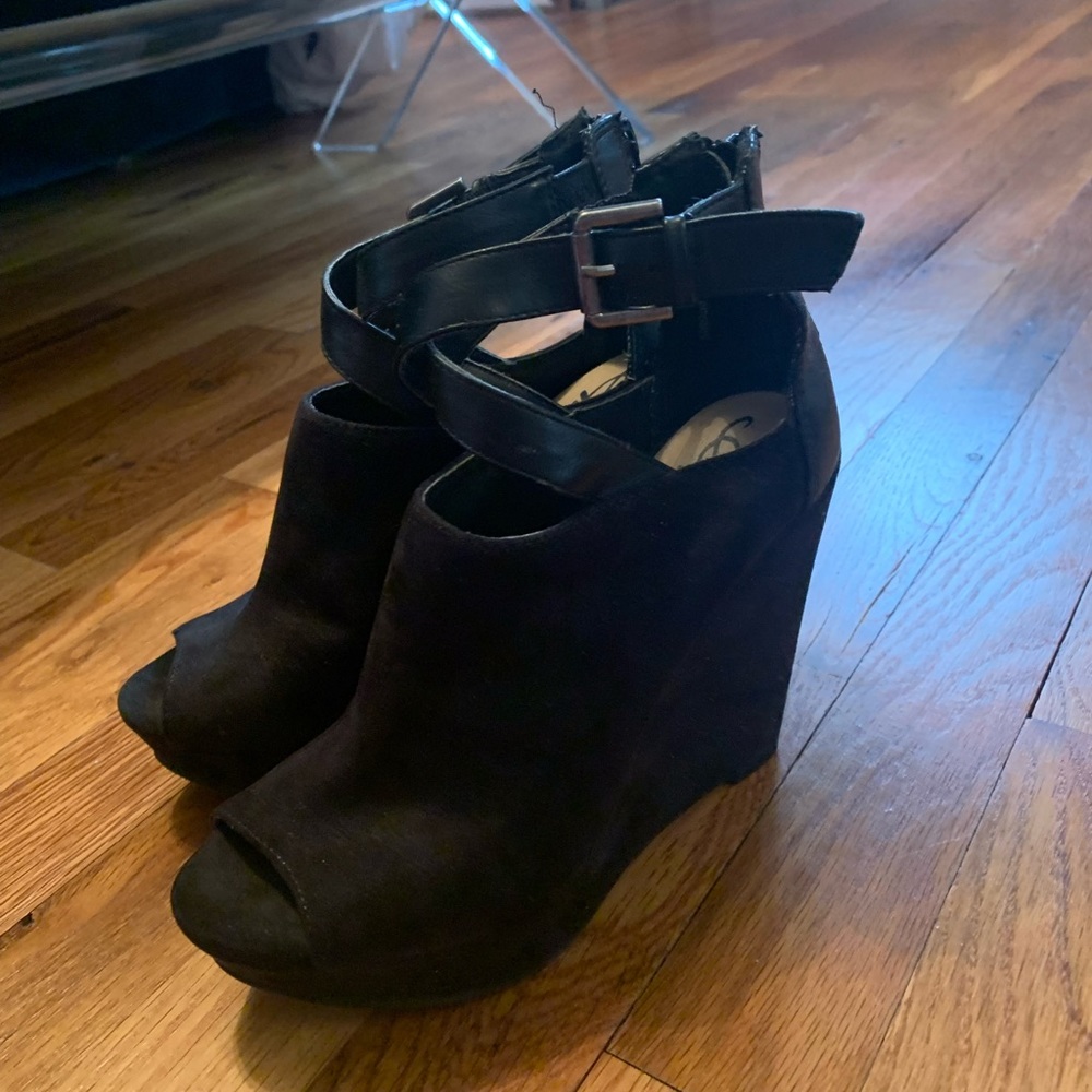 Black wedges